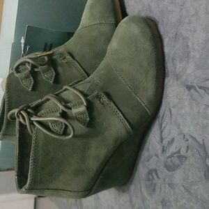 Toms booties size 6 olive